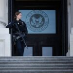 Polícia zatkla muža s brokovnicou bežiaceho smerom k budove Kapitolu USA | Policajné správy