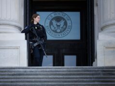 Polícia zatkla muža s brokovnicou bežiaceho smerom k budove Kapitolu USA | Policajné správy Polícia zatkla muža s brokovnicou bežiaceho smerom k budove Kapitolu USA | Policajné správy