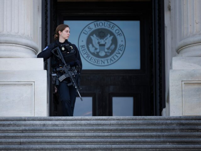 Polícia zatkla muža s brokovnicou bežiaceho smerom k budove Kapitolu USA | Policajné správy
