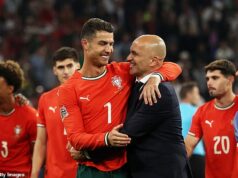 Portugalský šéf Roberto Martinez hovorí o tom, aké to je pracovať s Cristianom Ronaldom, keďže superhviezda £ 488 000 za deň ukončila šokujúci štrajk Saudskej Arábie Roberto Martinez (vpravo) trvá na tom, že Cristiano Ronaldo sa dá „veľmi ľahko“ riadiť