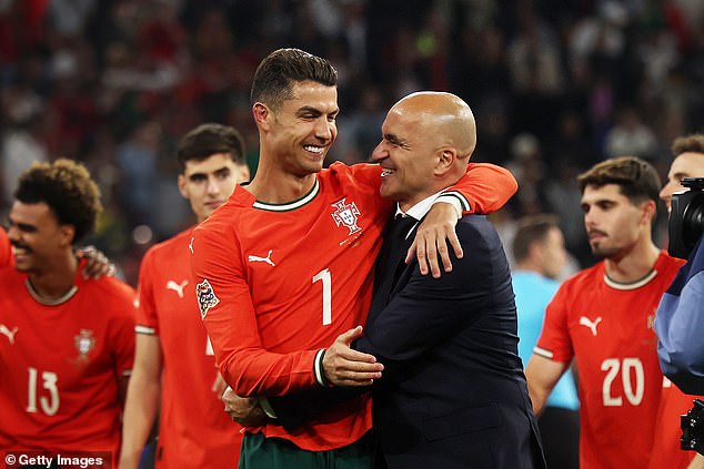 Portugalský šéf Roberto Martinez hovorí o tom, aké to je Roberto Martinez (vpravo) trvá na tom, že Cristiano Ronaldo sa dá „veľmi ľahko“ riadiť