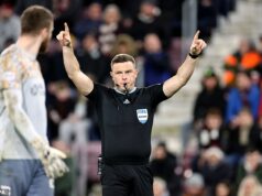 Postarajte sa o muža uprostred, kým sa Old Firm pripravuje na súboj v Ibroxe…a modlite sa, aby to nebol všetko, o čom hovoríme, keď sa usadí prach. John Beaton čelí nemožnej misii, keď sa ujme Rangers a Celticu v Ibroxe