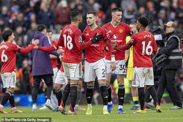 Postoj hviezdy Man United ku komentárom Sira Jima Ratcliffa „kolonizovaní Hráči Manchestru United vyjadrili znepokojenie nad tvrdeniami Sira Jima Ratcliffa, že Spojené kráľovstvo bolo „kolonizované prisťahovalcami“