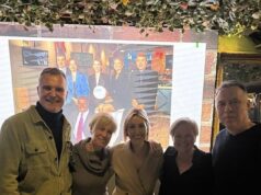 Pôvodná zostava Sky Sports News si užite slávnostné stretnutie, keď sa legendárny moderátor ukloní – a namieri brutálne kopanie na zneucteného bývalého kolegu Richarda Keysa Ikonickí bývalí moderátori Sky Sports News Dave Clark, Carrie Frais, Kelly Cates, Clare Tomlinson a Julian Waters (zľava doprava) sa tento týždeň opäť stretli na slávnostnom večeri.