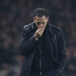 Liam Rosenior, manažér Chelsea, sa pozerá na druhý zápas semifinále Carabao Cupu medzi Arsenalom a Chelsea na Emirates Stadium 3. februára 2026 v Londýne v Anglicku.