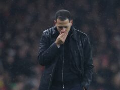 Požiadavka ikony Chelsea Liam Rosenior hovorí za veľa, pretože stretnutie je detailné Liam Rosenior, manažér Chelsea, sa pozerá na druhý zápas semifinále Carabao Cupu medzi Arsenalom a Chelsea na Emirates Stadium 3. februára 2026 v Londýne v Anglicku.