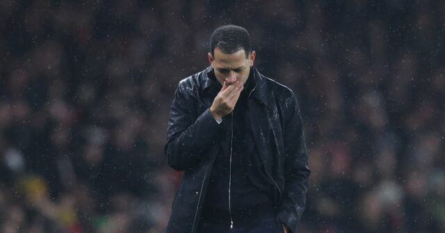 Liam Rosenior, manažér Chelsea, sa pozerá na druhý zápas semifinále Carabao Cupu medzi Arsenalom a Chelsea na Emirates Stadium 3. februára 2026 v Londýne v Anglicku.