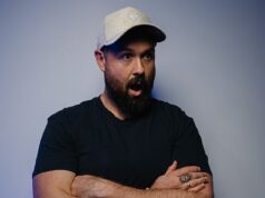 Pozrite sa na VEĽMI nebezpečný pracovný moment, v ktorom jeden veľký muž nabúral dom hviezdy NRL a našiel ho nahého Bývalá hviezda NRL a moderátor Triple M Aaron Woods dostal v nedávnom žartíku pre rozhlasovú sieť viac, ako očakával.