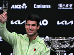 „Práca dokončená“ – ale Alcaraz sa pozerá viac na históriu Rozdelený obrázok ukazuje Carlosa Alcaraza, ako dvíha všetky štyri veľké singlové trofeje