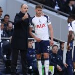 Igor Tudor, manažér / hlavný tréner Tottenhamu Hotspur, hovorí s Mickym van de Venom, Djedom Spenceom a Yvesom Bissoumom z Tottenhamu Hotspur počas zápasu Premier League medzi Tottenhamom Hotspur a Arsenalom na štadióne Tottenham Hotspur 22. februára 2026 v Londýne, Anglicko