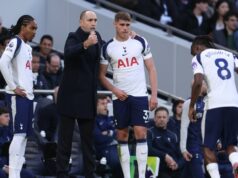 Prečo Igor Tudor kričal na backline Tottenhamu, keď reakcia Mickyho van de Vena hovorí za veľa Igor Tudor, manažér / hlavný tréner Tottenhamu Hotspur, hovorí s Mickym van de Venom, Djedom Spenceom a Yvesom Bissoumom z Tottenhamu Hotspur počas zápasu Premier League medzi Tottenhamom Hotspur a Arsenalom na štadióne Tottenham Hotspur 22. februára 2026 v Londýne, Anglicko