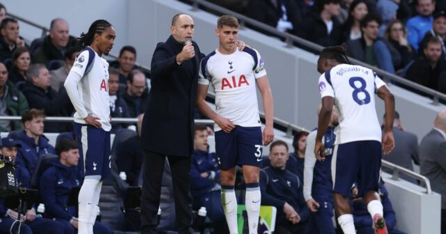 Igor Tudor, manažér / hlavný tréner Tottenhamu Hotspur, hovorí s Mickym van de Venom, Djedom Spenceom a Yvesom Bissoumom z Tottenhamu Hotspur počas zápasu Premier League medzi Tottenhamom Hotspur a Arsenalom na štadióne Tottenham Hotspur 22. februára 2026 v Londýne, Anglicko