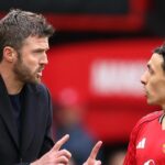 Michael Carrick, manažér Manchestru United, hovorí s Lisandrom Martinezom