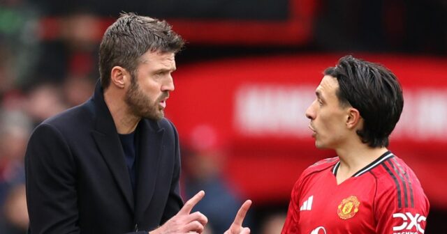 Michael Carrick, manažér Manchestru United, hovorí s Lisandrom Martinezom