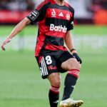 Western Sydney Wanderers sa dostali pod paľbu po tom, čo zakázali fanúšikom nosiť futbalové dresy krajín, ktoré sú v súčasnosti zapojené do veľkých konfliktov (na snímke stredopoliar Steven Ugarkovič)