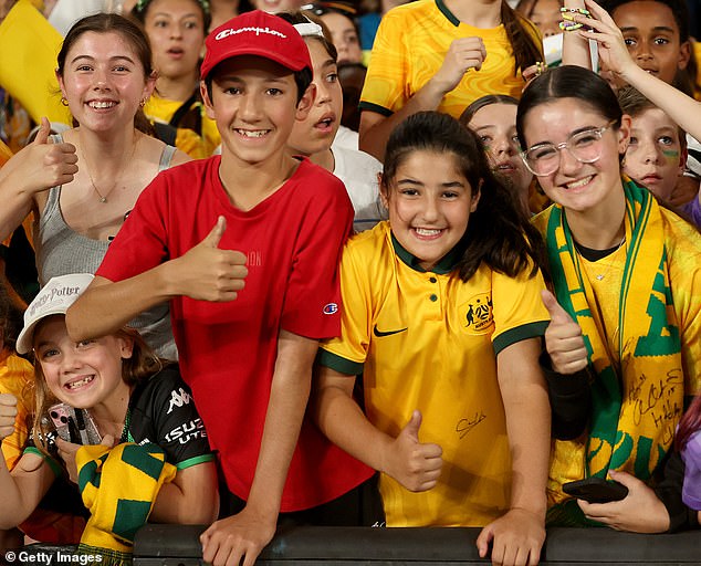 Prečo mohli byť fanúšikovia Socceroos prinútení zaplatiť neuveriteľných 300 000 Nespočetné množstvo zhrdzavených fanúšikov Socceroos bolo tento rok zbavených vstupeniek na Majstrovstvá sveta FIFA, pričom niektorí chamtiví skalperi žiadali za niektoré hry úžasných 322 000 dolárov.