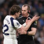 Peter Bankes a Conor Gallagher hovoria počas hry