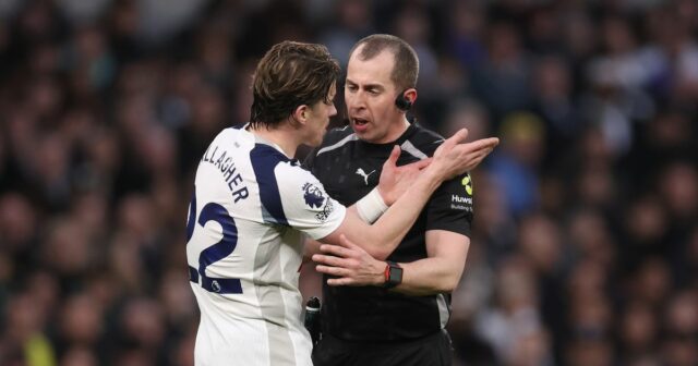 Peter Bankes a Conor Gallagher hovoria počas hry