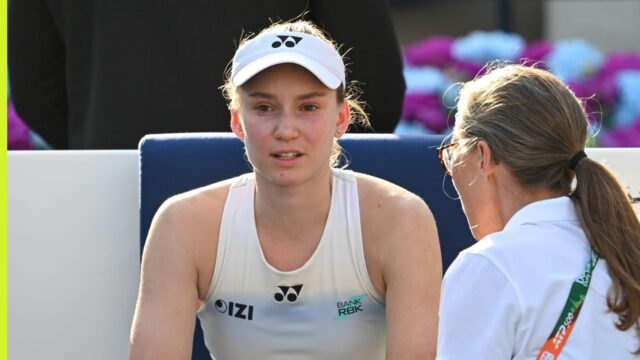 Prečo sa Elena Rybakina stiahla počas rozhovoru s fyzioterapeutom
