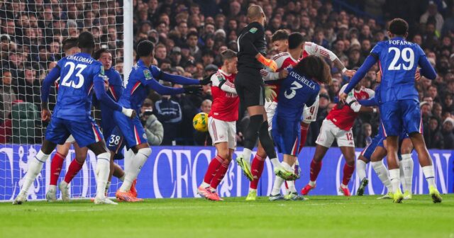 Ben White z Arsenalu strelil úvodný gól počas semifinálového zápasu prvého kola Carabao Cupu medzi Chelsea a Arsenalom na Stamford Bridge 14. januára 2026 v Londýne v Anglicku.