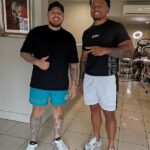 Tetovač Konrad Ilolahia (na obrázku vľavo s hráčom Wests Tigers Fonuom Poleom) sa vyjadril k hráčom NRL, ktorí sa nevedia vyrovnať s bolesťou z napustenia atramentu.