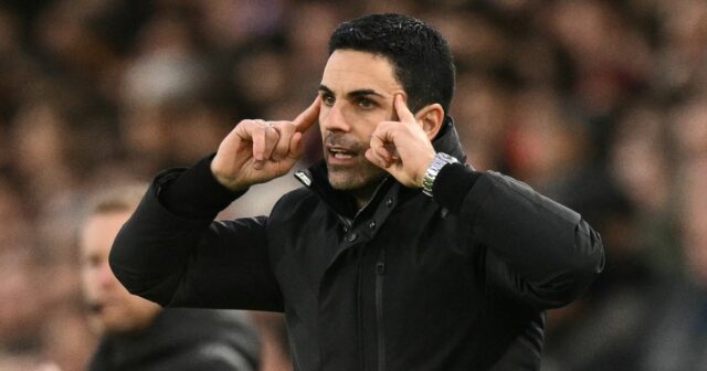 Španielsky manažér Arsenalu Mikel Arteta gestikuluje na spojnici počas zápasu anglickej futbalovej Premier League medzi Leeds United a Arsenalom.