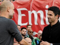 Predpoveď posledných 13 zápasov Arsenalu a Man City a magický počet bodov požadovaných na titul Pep Guardiola (vľavo) a Mikel Arteta (vpravo) si podávajú ruky