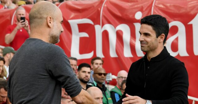 Pep Guardiola (vľavo) a Mikel Arteta (vpravo) si podávajú ruky