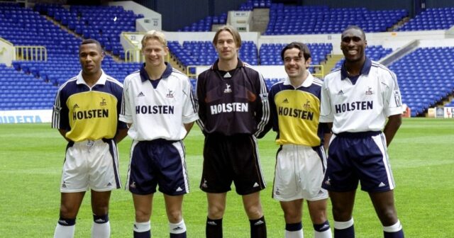20. apríla 1999: Les Ferdinand, Steffen Iversen, Ian Walker, Stephen Carr a Sol Campbell na predstavení novej súpravy Adidas Tottenham Hotspur na White Hart Lane v Londýne.  Povinný kredit: Graham Chadwick /Allsport