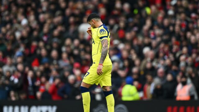 Premier League 2025-26: Na koľko zápasov bude Romero Spurs suspendovaný po červenej karte proti Manchestru United?
