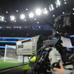 NEWCASTLE UPON TYNE, ANGLICKO - 22. NOVEMBRA: Pep Guardiola, manažér Manchestru City, sa dostal do konfliktu s operátorom televíznej kamery Sky Sports po tom, čo Newcastle United porazil Manchester City počas zápasu Premier League medzi Newcastle United a Manchester City v St James' Park 22. novembra 2025 v Newcastle upon Tyne v Anglicku. (Foto: George Wood/Getty Images)