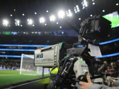 Premier League si po dohode o novej dohode o televíznych právach zaistila neuveriteľnú podporu vo výške 450 miliónov libier NEWCASTLE UPON TYNE, ANGLICKO - 22. NOVEMBRA: Pep Guardiola, manažér Manchestru City, sa dostal do konfliktu s operátorom televíznej kamery Sky Sports po tom, čo Newcastle United porazil Manchester City počas zápasu Premier League medzi Newcastle United a Manchester City v St James' Park 22. novembra 2025 v Newcastle upon Tyne v Anglicku. (Foto: George Wood/Getty Images)