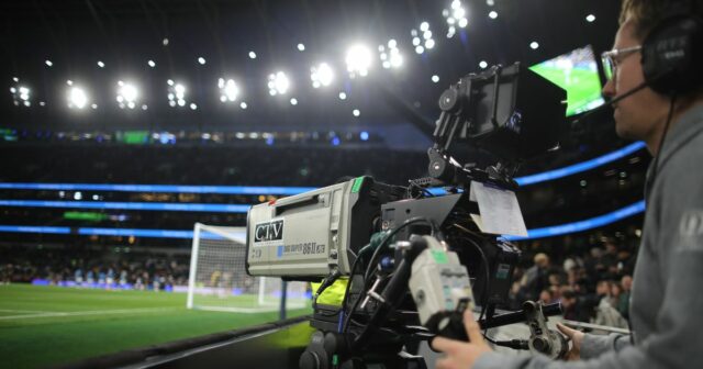 NEWCASTLE UPON TYNE, ANGLICKO - 22. NOVEMBRA: Pep Guardiola, manažér Manchestru City, sa dostal do konfliktu s operátorom televíznej kamery Sky Sports po tom, čo Newcastle United porazil Manchester City počas zápasu Premier League medzi Newcastle United a Manchester City v St James' Park 22. novembra 2025 v Newcastle upon Tyne v Anglicku. (Foto: George Wood/Getty Images)