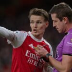 Martin Odegaard sa rozpráva s Johnom Brooksom.