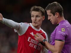 Premier League vykonala neskorú zmenu rozhodcu pre Brentford vs Arsenal ako náhradník Martin Odegaard sa rozpráva s Johnom Brooksom.