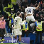 Noah Okafor z Leedsu United oslavuje druhý gól svojho tímu