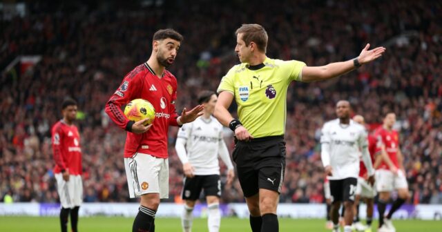 Rozhodca John Brooks zmenil svoje rozhodnutie z pokutového kopu na priamy kop