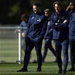 Joe Newton, úplne vľavo, opustil Tottenham Hotspur spolu s Thomasom Frankom a tromi členmi Dánovho trénerského štábu.