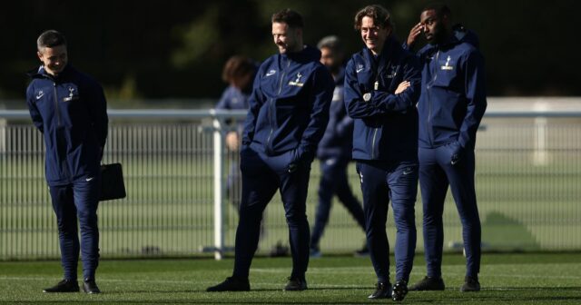 Joe Newton, úplne vľavo, opustil Tottenham Hotspur spolu s Thomasom Frankom a tromi členmi Dánovho trénerského štábu.