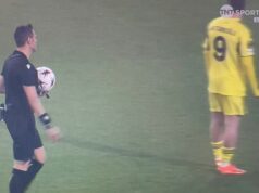 Prestávka: Zápas Európskej ligy Nottingham Forest sa po jednej minúte zastavil, keď hráč konfrontoval publikum Prestávka: Zápas Európskej ligy Nottingham Forest sa po jednej minúte zastavil, keď hráč konfrontoval publikum