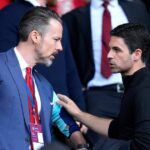 Manažér Arsenalu Mikel Arteta (vpravo) hovorí s predsedom Arsenalu Joshom Kroenkem