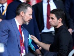 Prestup Arsenalu bol potvrdený pred konečným dňom po zverejnení vyhlásenia Manažér Arsenalu Mikel Arteta (vpravo) hovorí s predsedom Arsenalu Joshom Kroenkem