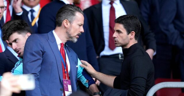 Manažér Arsenalu Mikel Arteta (vpravo) hovorí s predsedom Arsenalu Joshom Kroenkem