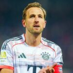 HEIDENHEIM, NEMECKO - 21. DECEMBRA: Harry Kane z FC Bayern Mníchov oslavuje víťazstvo po zápase Bundesligy medzi 1. FC Heidenheim 1846 a FC Bayern Mníchov vo Voith-Aréne 21. decembra 2025 v nemeckom Heidenheime. (Foto Sebastian El-Saqqa - firo sportphoto/Getty Images)