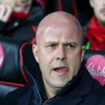 James McConnell počas zápasu Ligy majstrov UEFA medzi Chelsea a Ajaxom.