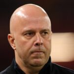 LIVERPOOL, ANGLICKO – 31. JANUÁRA: Arne Slot, manažér Liverpoolu, sleduje pred zápasom Premier League medzi Liverpoolom a Newcastlom United na Anfielde 31. januára 2026 v Liverpoole v Anglicku. (Foto: Kate McShane/Getty Images)