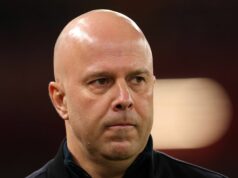 Prestup Liverpoolu sa rúti do kolapsu a plán Arneho Slotu na obranu je v troskách LIVERPOOL, ANGLICKO – 31. JANUÁRA: Arne Slot, manažér Liverpoolu, sleduje pred zápasom Premier League medzi Liverpoolom a Newcastlom United na Anfielde 31. januára 2026 v Liverpoole v Anglicku. (Foto: Kate McShane/Getty Images)