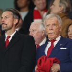 Stan Kroenke a Josh Kroenke počas zápasu Arsenalu v Lige majstrov proti PSG (Foto: Catherine Ivill - AMA/Getty Images)