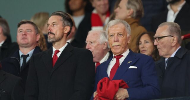 Prestupová priorita Arsenalu nemôže byť jasnejšia, pretože Stan Kroenke získal Stan Kroenke a Josh Kroenke počas zápasu Arsenalu v Lige majstrov proti PSG (Foto: Catherine Ivill - AMA/Getty Images)