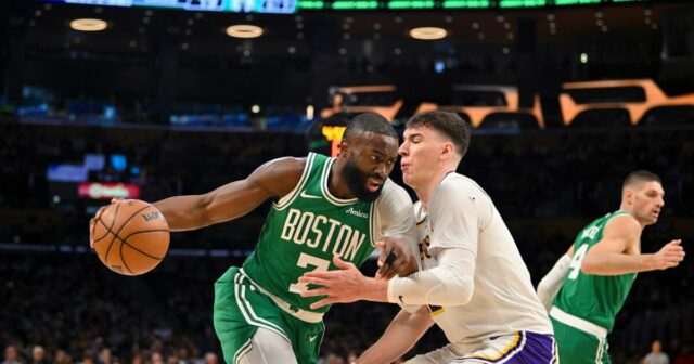 Pri sledovaní Pata Rileyho Lakers porazených Celtics v rivalite Pri sledovaní Pata Rileyho Lakers porazených Celtics v rivalite